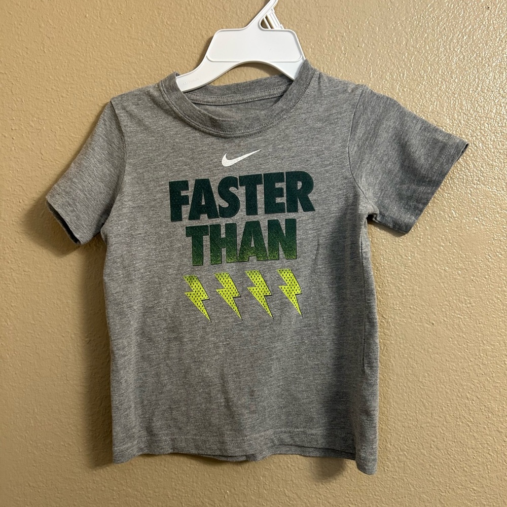 Nike boys Gray  T-Shirts short sleeve size 7